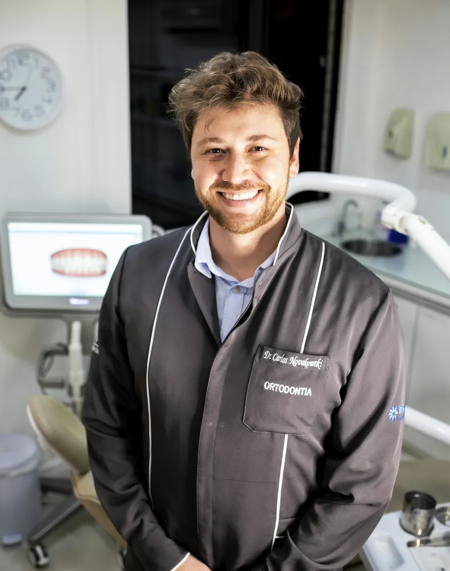 Odontólogo ortodoncista sonriendo en su consulta, perfil profesional en EnConsultaMédica